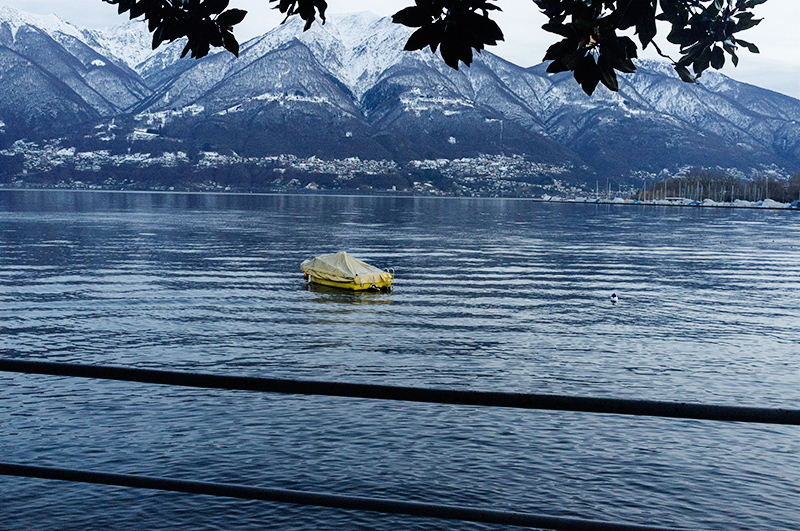 une barque sur un lac à la tombée du jour